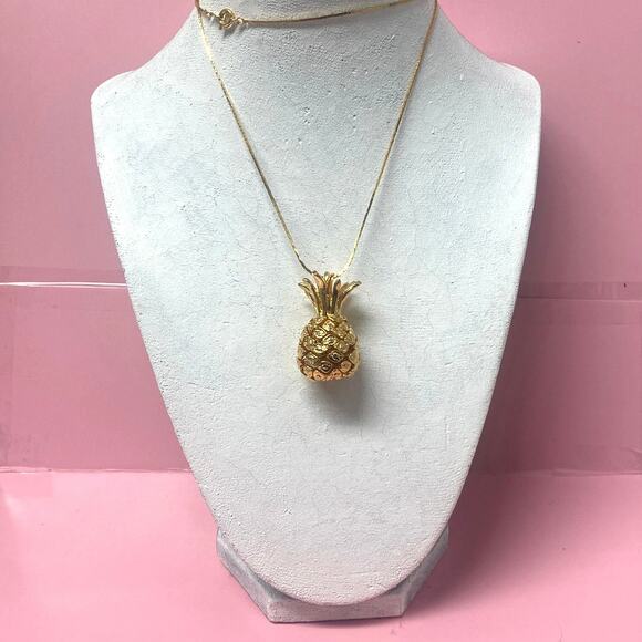 Vintage Gold Tone Three Dimensional Pineapple Pendant Necklace - Picture 2 of 4